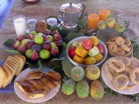 frukost med lokala bakverk och frukter